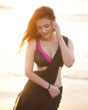 Nishi Saxena Instagram - Drifting like a midnight wave, wrapped in black and ocean breeze. ✨🌊🖤
📸- @pixelpassionfotography 
.
.
.
.
.
#nishisaxenaa #beachphotography #mumbai #actorslife #blacksaree