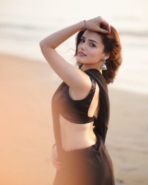 Nishi Saxena Instagram - Drifting like a midnight wave, wrapped in black and ocean breeze. ✨🌊🖤
📸- @pixelpassionfotography 
.
.
.
.
.
#nishisaxenaa #beachphotography #mumbai #actorslife #blacksaree