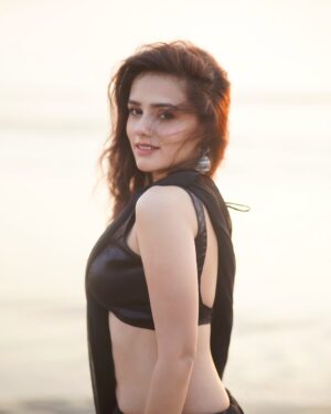 Nishi Saxena Instagram - Drifting like a midnight wave, wrapped in black and ocean breeze. ✨🌊🖤
📸- @pixelpassionfotography 
.
.
.
.
.
#nishisaxenaa #beachphotography #mumbai #actorslife #blacksaree