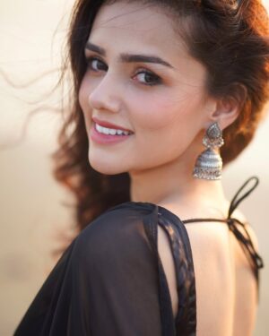 Nishi Saxena Instagram - Drifting like a midnight wave, wrapped in black and ocean breeze. ✨🌊🖤
📸- @pixelpassionfotography 
.
.
.
.
.
#nishisaxenaa #beachphotography #mumbai #actorslife #blacksaree