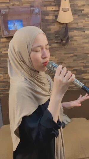 Nissa Sabyan Instagram - Sungguhlah manis budak melayu🎵😍

Song: @alhafzh