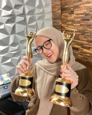 Nissa Sabyan Instagram - yeeeyyyy... Alhamdulillah "ALLAH KARIM" dapet penghargaan dari @amiawards 🙏🏼🫶🏼

Terima Kasih banyak juga kepada Sabyan Fanbase & Sahabat Sabyan 🌹🫶🏼