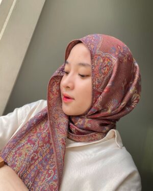 Nissa Sabyan Instagram - kalok aku jualan kerudung yg lagi aku pake ini,kira2 kalian mau beli gak? 🙂👉👈