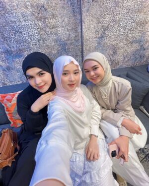 Nissa Sabyan Instagram - With girls🌷✨

@farahcarpetsofficial