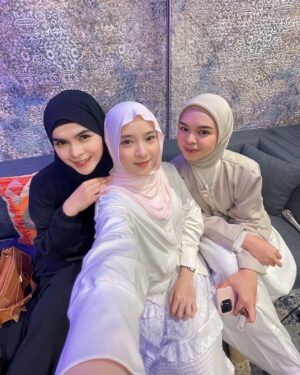 Nissa Sabyan Instagram - With girls🌷✨

@farahcarpetsofficial