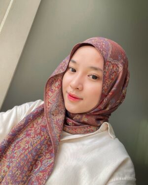 Nissa Sabyan Instagram - kalok aku jualan kerudung yg lagi aku pake ini,kira2 kalian mau beli gak? 🙂👉👈