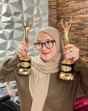 Nissa Sabyan Instagram - yeeeyyyy... Alhamdulillah "ALLAH KARIM" dapet penghargaan dari @amiawards 🙏🏼🫶🏼

Terima Kasih banyak juga kepada Sabyan Fanbase & Sahabat Sabyan 🌹🫶🏼