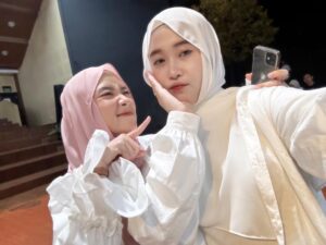 Nissa Sabyan Instagram - Life in this world is not always about happiness and always saying Alhamdulillah because Allah is still by your side.

Akhirnya bertemu kembali with my twin🤍🤍