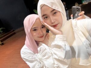 Nissa Sabyan Instagram - Life in this world is not always about happiness and always saying Alhamdulillah because Allah is still by your side.

Akhirnya bertemu kembali with my twin🤍🤍