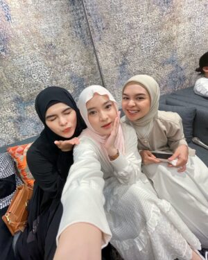 Nissa Sabyan Instagram - With girls🌷✨

@farahcarpetsofficial