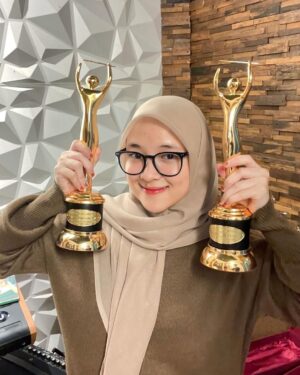 Nissa Sabyan Instagram - yeeeyyyy... Alhamdulillah "ALLAH KARIM" dapet penghargaan dari @amiawards 🙏🏼🫶🏼

Terima Kasih banyak juga kepada Sabyan Fanbase & Sahabat Sabyan 🌹🫶🏼