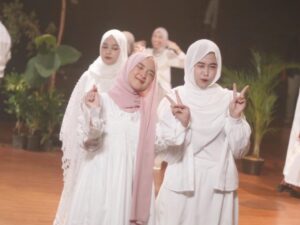 Nissa Sabyan Instagram - Life in this world is not always about happiness and always saying Alhamdulillah because Allah is still by your side.

Akhirnya bertemu kembali with my twin🤍🤍
