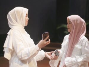 Nissa Sabyan Instagram - Life in this world is not always about happiness and always saying Alhamdulillah because Allah is still by your side.

Akhirnya bertemu kembali with my twin🤍🤍