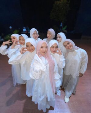 Nissa Sabyan Instagram - Alhamdulillah selesai sotengnyaaa, dah gak sabar nunggu video kolaborasi kita tayang nih🥰🫶

terima kasih buat temen2 yang udh berkenan ikut project ini, sukses terus yaaa girls 😇🤲

@alula_aisy @citraa.nabila @sayjua @alindafarida @alandafarida @syakira_nanda_anjani @husnaaat_