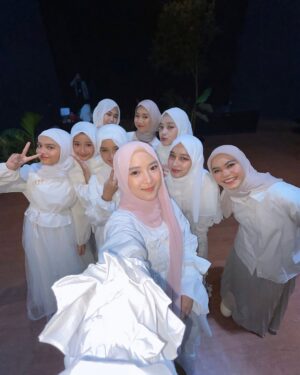 Nissa Sabyan Instagram - Alhamdulillah selesai sotengnyaaa, dah gak sabar nunggu video kolaborasi kita tayang nih🥰🫶

terima kasih buat temen2 yang udh berkenan ikut project ini, sukses terus yaaa girls 😇🤲

@alula_aisy @citraa.nabila @sayjua @alindafarida @alandafarida @syakira_nanda_anjani @husnaaat_