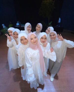 Nissa Sabyan Instagram - Alhamdulillah selesai sotengnyaaa, dah gak sabar nunggu video kolaborasi kita tayang nih🥰🫶

terima kasih buat temen2 yang udh berkenan ikut project ini, sukses terus yaaa girls 😇🤲

@alula_aisy @citraa.nabila @sayjua @alindafarida @alandafarida @syakira_nanda_anjani @husnaaat_