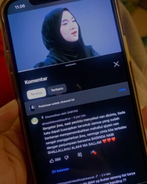 Nissa Sabyan Instagram - Terima kasih ya Rabb masih mengizinkanku untuk menyebut dan memuji Asma mu dan Rasul ku, aslinyaaaa aku cengeng banget.

Ahlan Wa Sahlan Ya Rasulallah❤️‍🩹