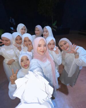 Nissa Sabyan Instagram - Alhamdulillah selesai sotengnyaaa, dah gak sabar nunggu video kolaborasi kita tayang nih🥰🫶

terima kasih buat temen2 yang udh berkenan ikut project ini, sukses terus yaaa girls 😇🤲

@alula_aisy @citraa.nabila @sayjua @alindafarida @alandafarida @syakira_nanda_anjani @husnaaat_