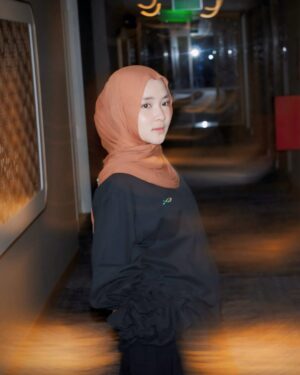 Nissa Sabyan Instagram - Hai warga Kota Baru sampai bertemu besok yaa tgl 21 juli 2024 di 
📍MASJID AGUNG HUSNUL KHATIMAH SIRING LAUT KOTA BARU 

spesial buat warga Kota Baru aku mau nyanyiin lagu Paris Barantai ah 🤫😍🤪🤏