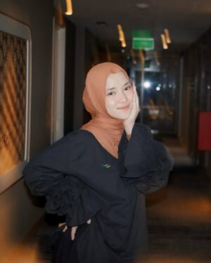Nissa Sabyan Instagram - Hai warga Kota Baru sampai bertemu besok yaa tgl 21 juli 2024 di 
📍MASJID AGUNG HUSNUL KHATIMAH SIRING LAUT KOTA BARU 

spesial buat warga Kota Baru aku mau nyanyiin lagu Paris Barantai ah 🤫😍🤪🤏