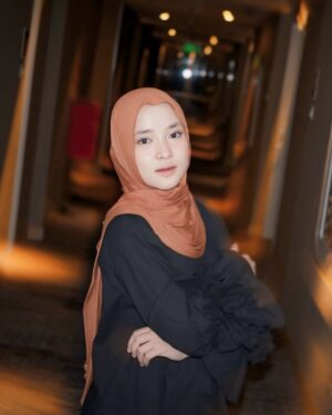 Nissa Sabyan Instagram - Hai warga Kota Baru sampai bertemu besok yaa tgl 21 juli 2024 di 
📍MASJID AGUNG HUSNUL KHATIMAH SIRING LAUT KOTA BARU 

spesial buat warga Kota Baru aku mau nyanyiin lagu Paris Barantai ah 🤫😍🤪🤏