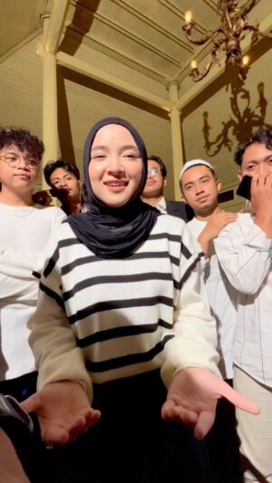 Nissa Sabyan Instagram - Anta Qomaruna✨🤍

#abizarofficial #sholawat #sholawatyuk
#antaqomaruna #sholawatnabi ##fyp