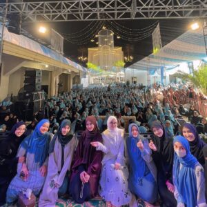 Nissa Sabyan Instagram - Terima kasih atas energinya tadi teman2 @addahlaaniyyah_hbt 

nanti kita sholawatan bareng lagi inshaAllah🥰