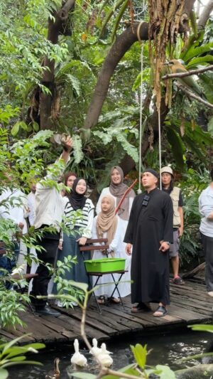 Nissa Sabyan Instagram - Siapa nih yang main ke deHakims?

Terima kasih @nissa_sabyan bersama team yang sudah datang bermain bersama keluarga deHakims.. 

Alhamdulillah, senangnya bisa silaturahmi sambil bersholawat bersama..