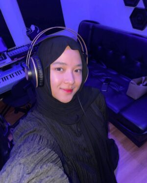 Nissa Sabyan Instagram - Alhamdulillah selesai juga take vocal 15 lagu
🫸😌🫷