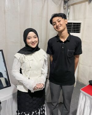Nissa Sabyan Instagram - hayoo idolanya siapa nih? 
seneng banget kemaren performs di serang tiba2 ada yg mau silaturahmi dan nonton sabyan katanya😁, makasih loh @fandi.sq udh nonton kita @sabyan_gambus, next InsyaAllah kita sholawatan lagi yaaaa☺️🙌