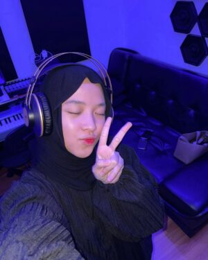 Nissa Sabyan Instagram - Alhamdulillah selesai juga take vocal 15 lagu
🫸😌🫷