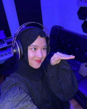Nissa Sabyan Instagram - Alhamdulillah selesai juga take vocal 15 lagu
🫸😌🫷
