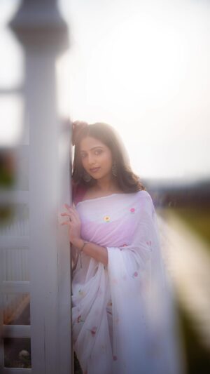 Niveditha Gowda Instagram - Felt like a poetry in motion 🌷☁️✨

PC : @suhas_sapthagiri 
VC : @creativemahi26 
Mua : @ganesh_makeover 
Styling : @mousumilija 
Outfit : @maya_designer_studio_ 
Accessories : @thespatika 

#nivedithagowda #reelsi̇nstagram #reelitfeelit #instamood #instagram #instareels #saree