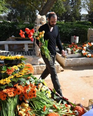 Noa Tishby Instagram - Yarden Bibas buried his wife Shiri and their two sons Kfir and Ariel today. May their memories be a blessing. 

📸: Eitan Oner