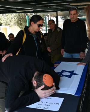 Noa Tishby Instagram - Yarden Bibas buried his wife Shiri and their two sons Kfir and Ariel today. May their memories be a blessing. 

📸: Eitan Oner