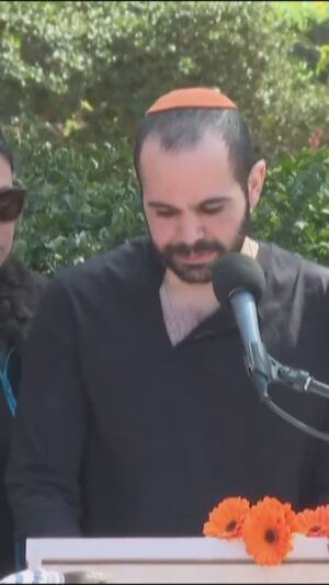 Noa Tishby Instagram - Yarden Bibas buried his family today. His wife Shiri and his two redheaded babies Kfir and Ariel were kidnapped on October 7th and murdered in Gaza. 

Video transcribed by @assaf_drori
