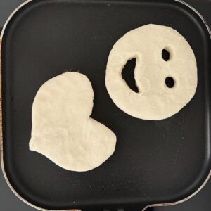 Norkys Batista Instagram - Y como para las madres nuestros hijos nunca crecen🤣🤪

Hoy amanecí recordándole a mi hijo su infancia de desayunos alegres, divertidos, coloridos y deliciosos👌🏼 le hice una arepa de carita Feliz😀 y otra de ❤️ ( Fotos 2 y 3 calientitas de hoy Domingo 9 de Marzo🤪) jajajaja y aunque ya tiene 19 sigue poniendo cara de felicidad😍

Lastima que no encontré más fotos en mi Galería😫

PD: Sabías que haciéndole arepas de figuras a mi piojo @sebastianluttinger fue que lo pude enseñar a hablar inglés porque era mi única forma de que el recordara la palabra que le tocaba en sus clases de #spelling ?