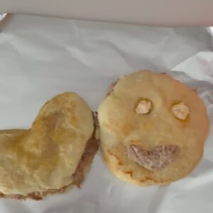 Norkys Batista Instagram - Y como para las madres nuestros hijos nunca crecen🤣🤪

Hoy amanecí recordándole a mi hijo su infancia de desayunos alegres, divertidos, coloridos y deliciosos👌🏼 le hice una arepa de carita Feliz😀 y otra de ❤️ ( Fotos 2 y 3 calientitas de hoy Domingo 9 de Marzo🤪) jajajaja y aunque ya tiene 19 sigue poniendo cara de felicidad😍

Lastima que no encontré más fotos en mi Galería😫

PD: Sabías que haciéndole arepas de figuras a mi piojo @sebastianluttinger fue que lo pude enseñar a hablar inglés porque era mi única forma de que el recordara la palabra que le tocaba en sus clases de #spelling ?