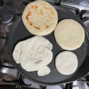 Norkys Batista Instagram - Y como para las madres nuestros hijos nunca crecen🤣🤪

Hoy amanecí recordándole a mi hijo su infancia de desayunos alegres, divertidos, coloridos y deliciosos👌🏼 le hice una arepa de carita Feliz😀 y otra de ❤️ ( Fotos 2 y 3 calientitas de hoy Domingo 9 de Marzo🤪) jajajaja y aunque ya tiene 19 sigue poniendo cara de felicidad😍

Lastima que no encontré más fotos en mi Galería😫

PD: Sabías que haciéndole arepas de figuras a mi piojo @sebastianluttinger fue que lo pude enseñar a hablar inglés porque era mi única forma de que el recordara la palabra que le tocaba en sus clases de #spelling ?