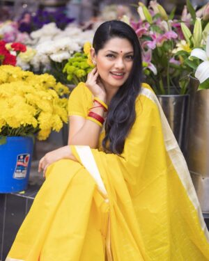 Nusrat Imroz Tisha Instagram - ফাগুন এসেছে 💛💛
PC: @zutons_snapshoot 

#tisha #nusratimrosetisha #imrose