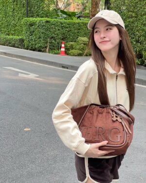 Nuttanicha Dungwattanawanich Instagram - Merge 🤎

@merge.official_ 
#ADayBagMedium #TheEndlessVoyager