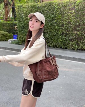 Nuttanicha Dungwattanawanich Instagram - Merge 🤎

@merge.official_ 
#ADayBagMedium #TheEndlessVoyager