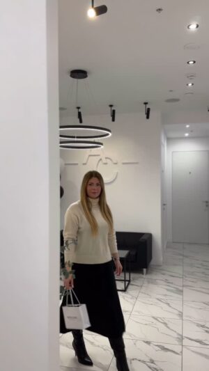 Oksana Adamovich Instagram - Что должна знать каждая женщина, чтобы долго оставаться молодой? Конечно об уходе кожи с самых ранних лет! И чтобы предупредить старение кожи необходимо обращаться к профессионалам-врачам-косметологам, которые смогут конкретно каждой женщине подобрать специфику работы с кожей(пилинги, инъекции, уход и тд.), а дальше работа не закончена, важно это всё потом поддерживать дома, не запускать кожу, а ухаживать за ней каждый день утром и вечером. Тогда ваша кожа всегда будет вам благодарна, а вы будете всегда молоды и довольны собой. Я доверяю только @aestel_clinic  своё лицо и в честь дня рождения клиника дарит всем своим гостям до -40% на все свои услуги