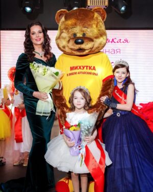 Oksana Fyodorova Instagram - Любовь -это единственное чувство , которое растет , делясь с другими , говорил Экзюпери. ♥️

Именно такая атмосфера царила в зале , где проходил Четвёртый ежегодный конкурс красоты для девочек с особенностями развития «Маленькая Особенная Мисс»  в Барнауле. 👑

Организатор конкурса волонтерский проект Михутка, @mihutka.ru ребята в 2022 году впервые в мире дали старт уникальному мероприятию.

Конкурс «Маленькая особенная мисс» состоит и трех этапов - визитка,  творческий показ и дефиле в бальных платьях с поддержкой известных мужчин Алтайского края.

Корону красоты в этом году завоевала 7 летняя Алина Лопатина. Малышка покорила всех своей  искренностью и танцем в творческом конкурсе.

Второй год являюсь  председателем жюри и поддерживаю проект.
Мы с другими членами жюри единогласно отдали свои голоса Алине.

Вместе с медведем Михутка 🐻наградили победительницу. Особенная мисс 2024 г. Алёна Полуэктова передала корону победительнице.
Зал рукоплескал, группы поддержки превзошли себя. 👏🏻👏🏻👏🏻

С девизом «Невозможное возможно» и вместе мы сможем все. ⭐️⭐️⭐️
Только ВПЕРЁД 🔥🔥🔥
