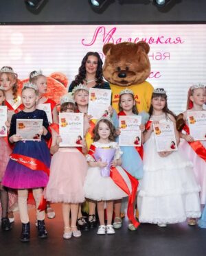 Oksana Fyodorova Instagram - Любовь -это единственное чувство , которое растет , делясь с другими , говорил Экзюпери. ♥️

Именно такая атмосфера царила в зале , где проходил Четвёртый ежегодный конкурс красоты для девочек с особенностями развития «Маленькая Особенная Мисс»  в Барнауле. 👑

Организатор конкурса волонтерский проект Михутка, @mihutka.ru ребята в 2022 году впервые в мире дали старт уникальному мероприятию.

Конкурс «Маленькая особенная мисс» состоит и трех этапов - визитка,  творческий показ и дефиле в бальных платьях с поддержкой известных мужчин Алтайского края.

Корону красоты в этом году завоевала 7 летняя Алина Лопатина. Малышка покорила всех своей  искренностью и танцем в творческом конкурсе.

Второй год являюсь  председателем жюри и поддерживаю проект.
Мы с другими членами жюри единогласно отдали свои голоса Алине.

Вместе с медведем Михутка 🐻наградили победительницу. Особенная мисс 2024 г. Алёна Полуэктова передала корону победительнице.
Зал рукоплескал, группы поддержки превзошли себя. 👏🏻👏🏻👏🏻

С девизом «Невозможное возможно» и вместе мы сможем все. ⭐️⭐️⭐️
Только ВПЕРЁД 🔥🔥🔥