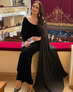 Oksana Fyodorova Instagram - Друзья, наш  Всероссийский  фестиваль «Моя Россия: музыкальное путешествие" стартовал в Уфе - в знаменательный день - День рождения Федора Ивановича Шаляпина - 13 февраля! 
Для меня это очень родной и близкий по духу город, где живут и работают замечательные, талантливые люди,  бережно  хранящие и передающие подрастающему поколению память о первых профессиональных шагах будущего великого артиста, которые он сделал именно в Уфе!
Открыла фестиваль Церемония возложения цветов к памятнику Ф.И. Шаляпину с участием Министра культуры РБ Амины  Ивниевны Шафиковой и Уфимского отделения Шаляпинского межрегионального центра. 
Затем в рамках пресс-конференции мы представили программу Фестиваля, а завершением программы первого дня стал кинопоказ телефильма "Петербург Шаляпина и Рахманинова"  сразу в 2-х залах кинотеатра "Родина" с презентацией выставки «Восхождение. Музыкальные звёзды Башкортостана», подготовленной Музеем музыки им. Ф.И. Шаляпина.
Я очень рада, что Фестиваль так тепло встречен в столице Башкортостана ❤️
 Фестивальная  программа второго дня полностью посвящена юным талантам региона ⏩️ 
--------------------------
Фестиваль проводится моим фондом @fedorovafond при поддержке Президентского фонда культурных инициатив, а также при содействии Министерства культуры РБ на территории Уфы. 
Официальный сайт проекта: https://музыкальноепутешествие.рф/season4/
#ФондКультурныхИнициатив
#музыкальноепутешествие