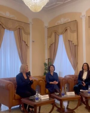 Oksana Fyodorova Instagram - Друзья, наш  Всероссийский  фестиваль «Моя Россия: музыкальное путешествие" стартовал в Уфе - в знаменательный день - День рождения Федора Ивановича Шаляпина - 13 февраля! 
Для меня это очень родной и близкий по духу город, где живут и работают замечательные, талантливые люди,  бережно  хранящие и передающие подрастающему поколению память о первых профессиональных шагах будущего великого артиста, которые он сделал именно в Уфе!
Открыла фестиваль Церемония возложения цветов к памятнику Ф.И. Шаляпину с участием Министра культуры РБ Амины  Ивниевны Шафиковой и Уфимского отделения Шаляпинского межрегионального центра. 
Затем в рамках пресс-конференции мы представили программу Фестиваля, а завершением программы первого дня стал кинопоказ телефильма "Петербург Шаляпина и Рахманинова"  сразу в 2-х залах кинотеатра "Родина" с презентацией выставки «Восхождение. Музыкальные звёзды Башкортостана», подготовленной Музеем музыки им. Ф.И. Шаляпина.
Я очень рада, что Фестиваль так тепло встречен в столице Башкортостана ❤️
 Фестивальная  программа второго дня полностью посвящена юным талантам региона ⏩️ 
--------------------------
Фестиваль проводится моим фондом @fedorovafond при поддержке Президентского фонда культурных инициатив, а также при содействии Министерства культуры РБ на территории Уфы. 
Официальный сайт проекта: https://музыкальноепутешествие.рф/season4/
#ФондКультурныхИнициатив
#музыкальноепутешествие