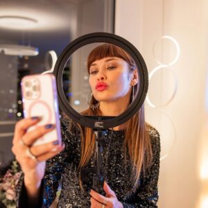 Olga Kurylenko Instagram - Qui n’a encore pas vu la nouvelle série Netflix Super Mâles?  Voici quelques images pour vous donner l’envie 😋 @netflixfr @guillaume__labbe @manupayet @vinz_heneine @antoine_gouy @arianemourier @melanie_bernierofficiel @noemiesagliodru @rosembergolivier @frankiewallach hair&makeup @annecaramagnol @nathaliechampigny #supermales #netflix #comedie
