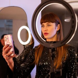 Olga Kurylenko Instagram - Qui n’a encore pas vu la nouvelle série Netflix Super Mâles?  Voici quelques images pour vous donner l’envie 😋 @netflixfr @guillaume__labbe @manupayet @vinz_heneine @antoine_gouy @arianemourier @melanie_bernierofficiel @noemiesagliodru @rosembergolivier @frankiewallach hair&makeup @annecaramagnol @nathaliechampigny #supermales #netflix #comedie