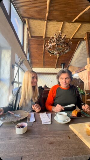 Olga Sumskaya Instagram - І так завжди у нас з @vitaliyborysyuk …☕️🍮 А як у вас?
 Оператор і реж.- @ukrainnochka 🎬